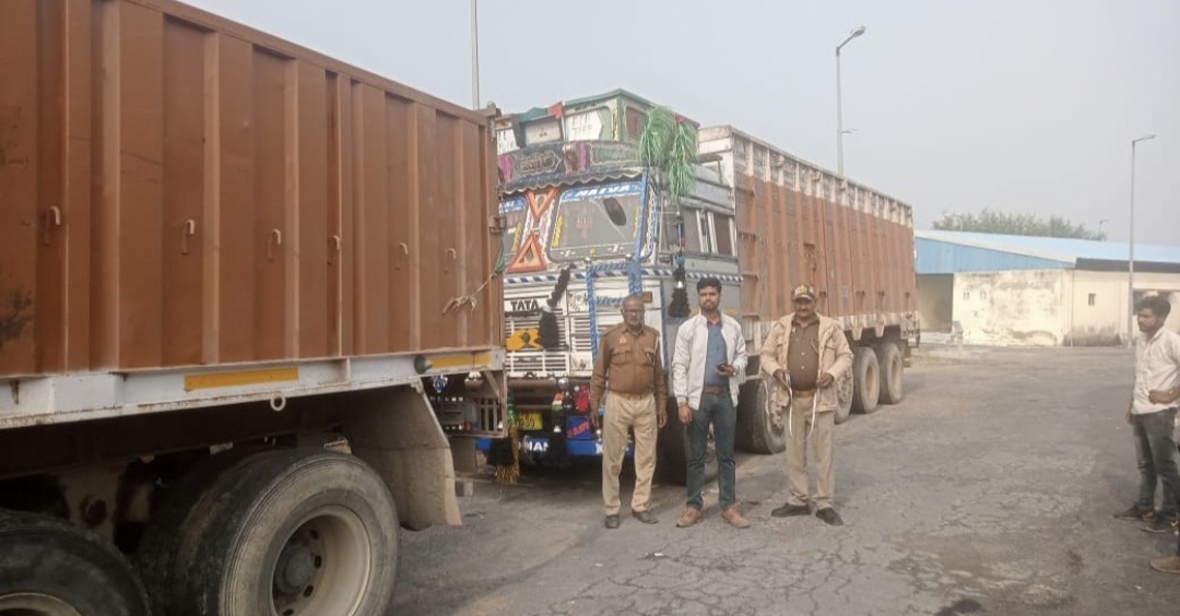 जालौन खनिज विभाग द्वारा ओवरलोडिंग व अवैध परिवहन पर प्रभावी कार्यवाही करने के निर्देश पर खनिज विभाग की टीम खान अधिकारी ने बालू, गिट्टी के 17 वाहनों पर कार्यवाही करते हुए 8.59 लाख का जुर्माना लगाया गया।