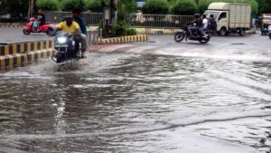 Prayagraj :आंधी-तूफान के बाद संगम क्षेत्र में डूबी नावें, कई जगह गिरे पेड़ – Boats Sank In The Sangam Area After The Storm, Trees Fell At Many Places.