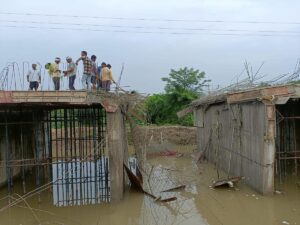 Jalaun News:बारिश से मलंगा नाले पर बन रहा पुल ढहा – Bridge Under Construction Over Malanga Nallah Collapses Due To Rain